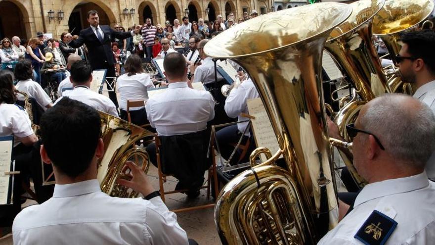 La banda &quot;Ciudad de Oviedo&quot;, en un concierto en la plaza del Ayuntamiento