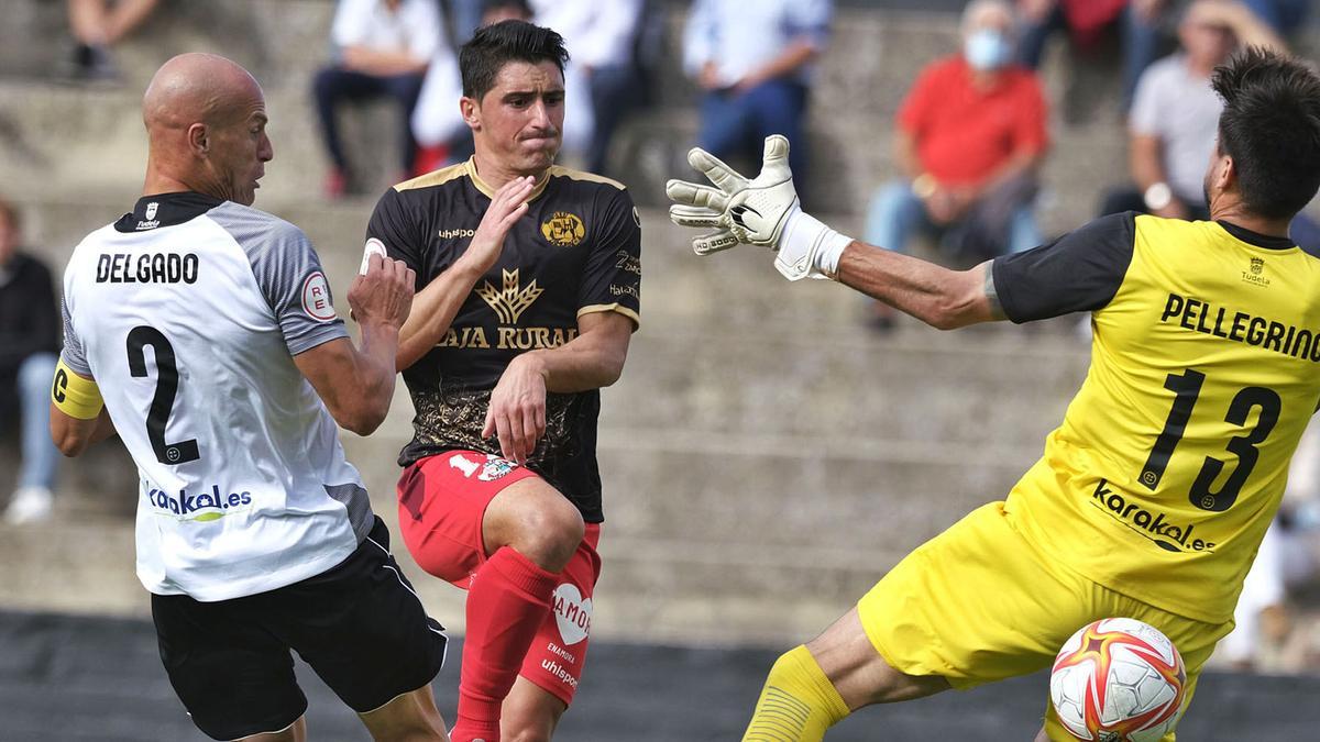 Jorge Fernández, goleador ante el Tudelano, ayer.
| |  ÁREA 11