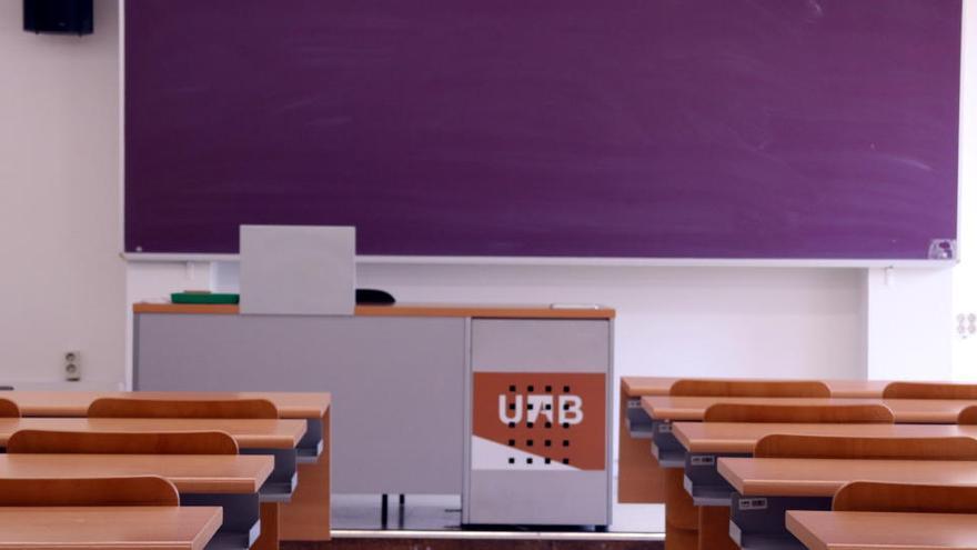 Una aula de la Facultat de Ciències de Comunicació de la UAB buida |