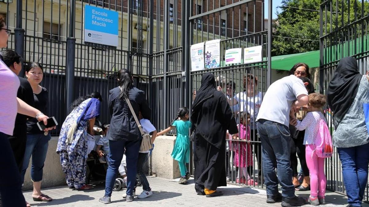 zentauroepp43537164 barcelona 29 05 2018 barcelona ambiente de padres que recoge180530111846