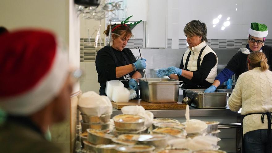 Los Ángeles Malagueños de la Noche reparten 800 menús de Nochebuena