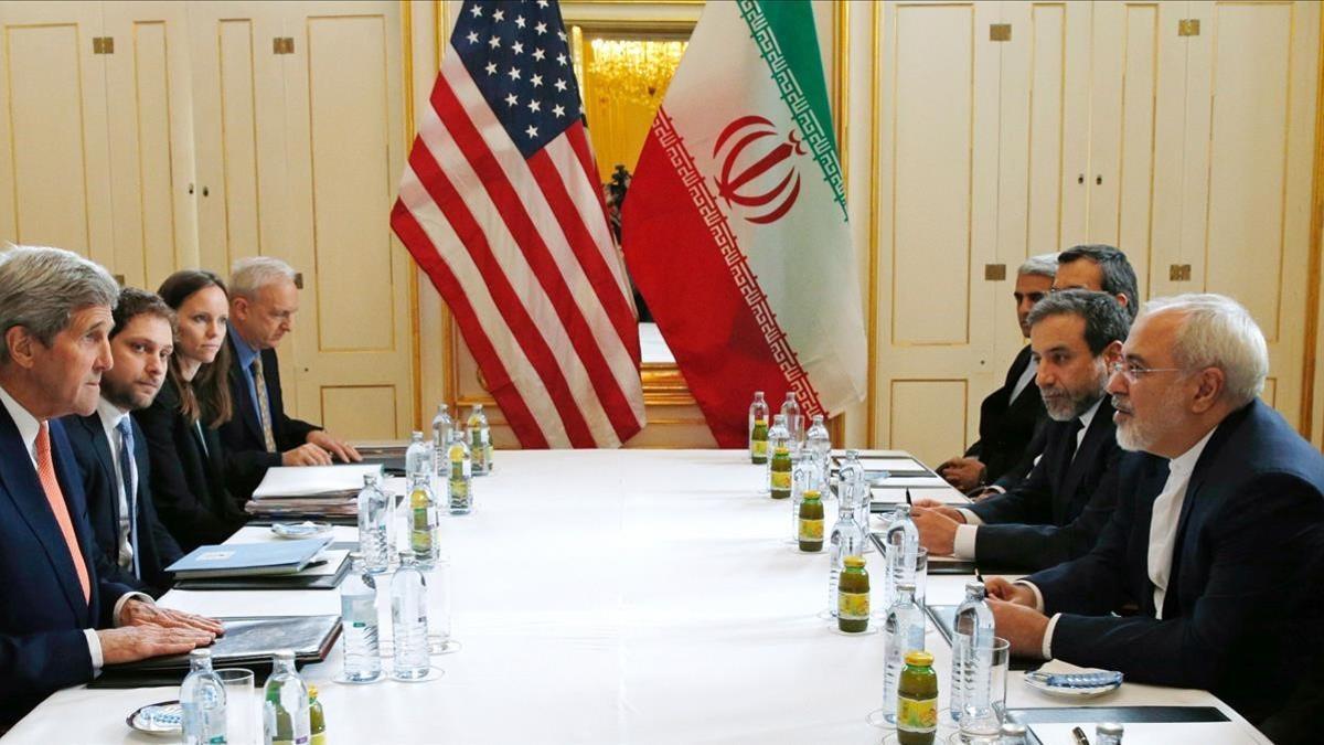 La delegación de EEUU, presidida por el secretario de Estado, John Kerry, con la delegación iraní liderada por su homólogo Javad Zarif, el 16 de enero del 2016.