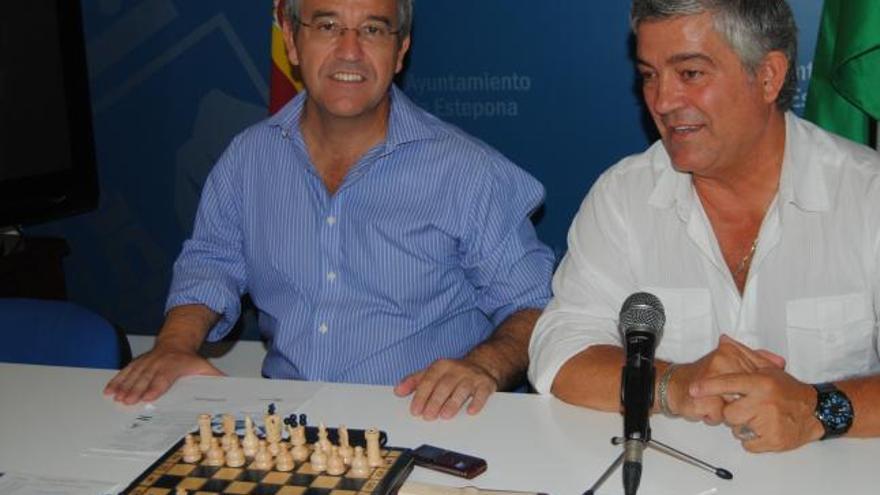 El alcalde, José María García Urbano, ha señalado que este evento contribuye a que el ajedrez cuente cada vez con más aficionados en el municipio.