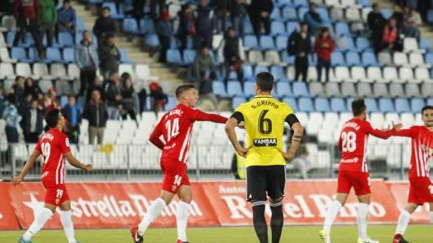 El cedit Rubén Alcaraz marca un gol des del mig del camp amb l&#039;Almeria