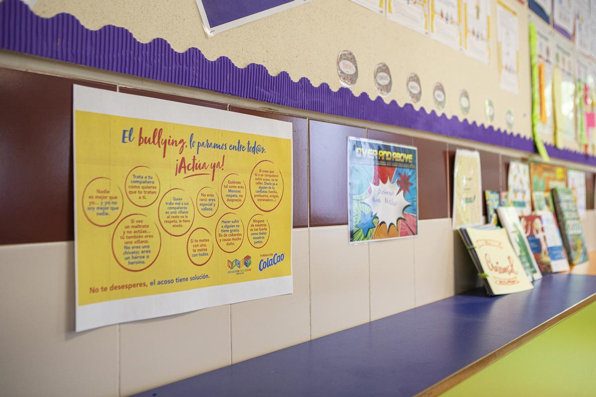 Cartel de la Fundación ColaCao en uno de los centros participantes de la campaña contra el bullying.