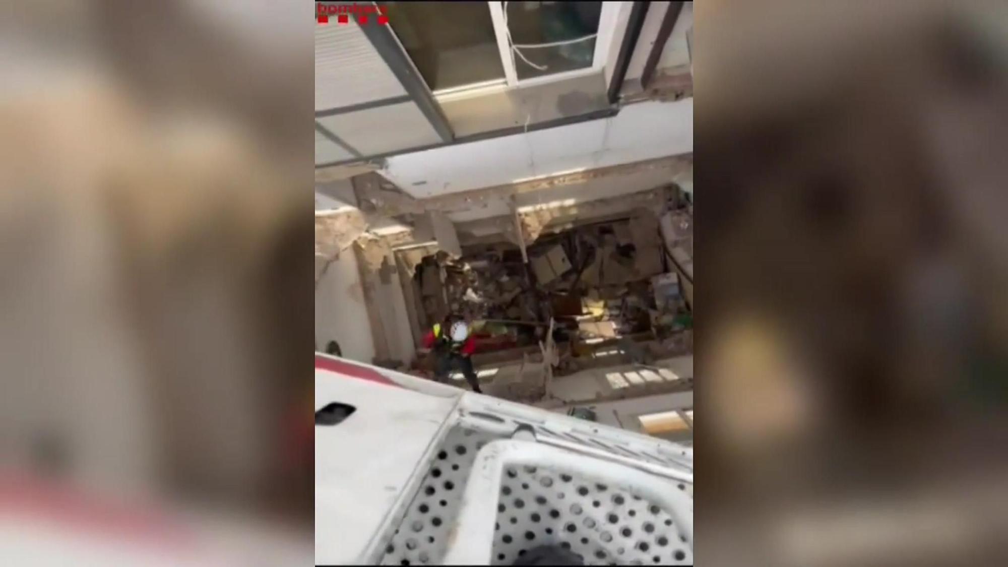 Los Bomberos siguen trabajando en el edificio derrumbado en Badalona