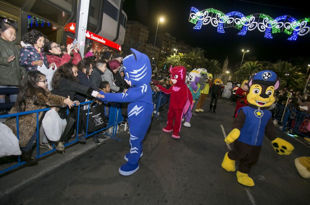 Los Reyes Magos reparten ilusión por la ciudad de Alicante.