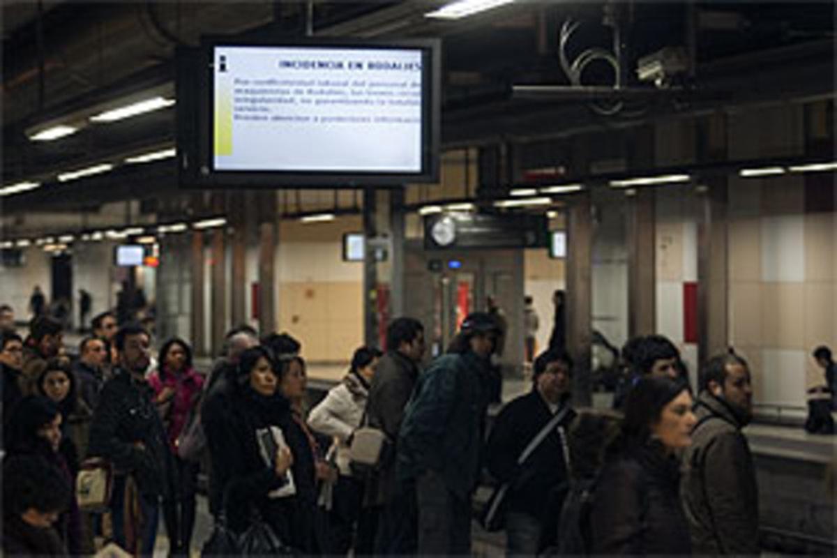 Passatgers esperen el seu tren a l’estació de Sants, aquest matí.