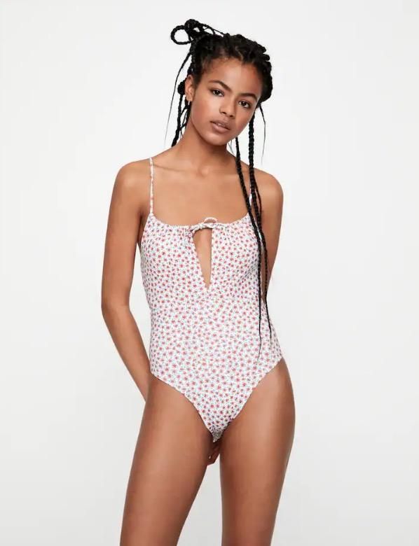 Así es le bañador de Grace Villarreal de Pull & bear