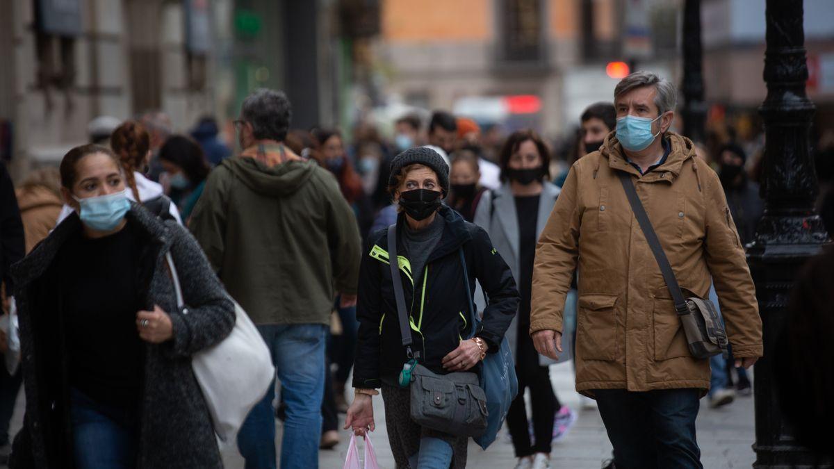 Gente con mascarilla en la calle durante la sexta ola.