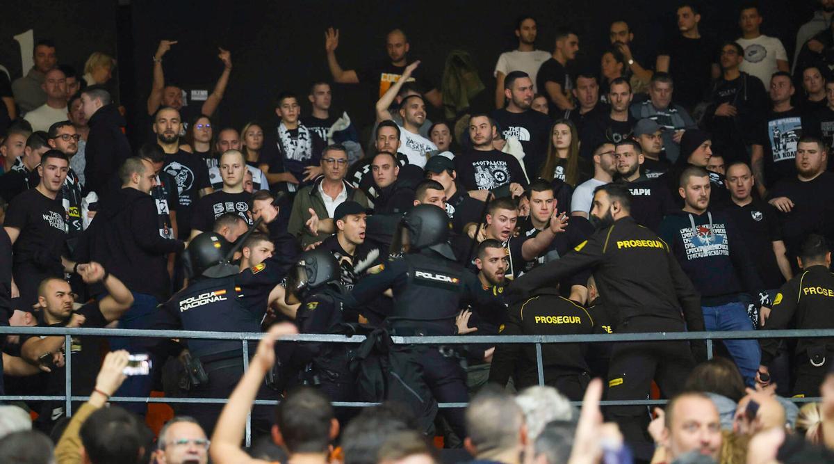 La Policía requirió a la afición del Partizan que ocuparan sus asientos, pero tras no moverse del pasillo los agentes cargaron contra los seguidores hasta que se desplazaron a la zona de silla.
