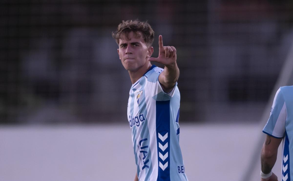 Adrián Niño celebrando un gol con el Málaga CF durante la temporada.