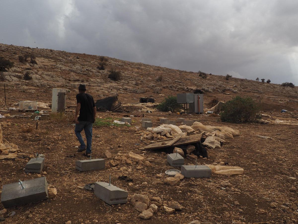 Guy en medio de un poblado abandonado. La soledad de los activistas israelís anti-ocupación.