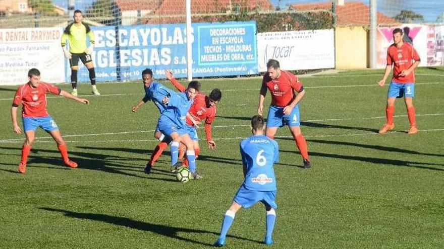 Un momento de un duelo entre Domaio y Pontevedra B. // G. Núñez