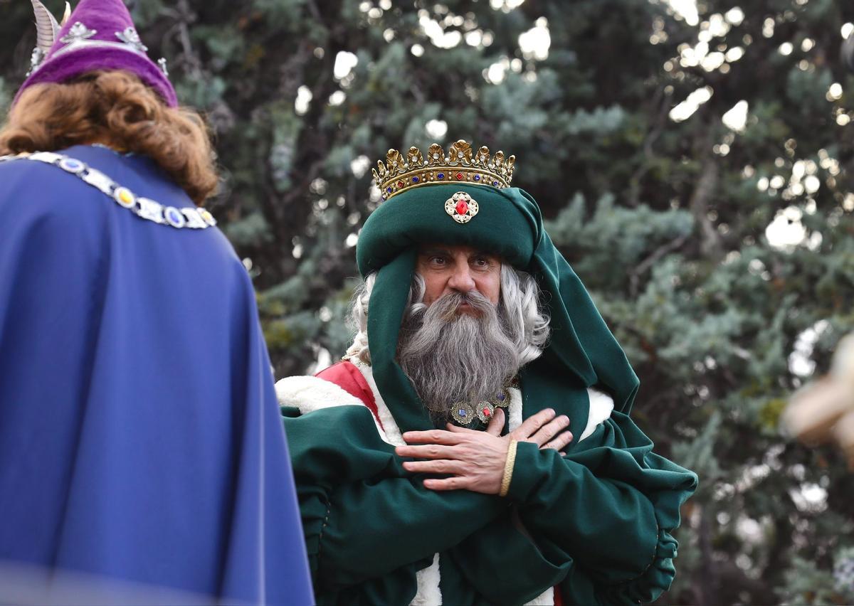 En imágenes | Los Reyes Magos ya están en Zaragoza: miles de familias los reciben en el Parque Grande