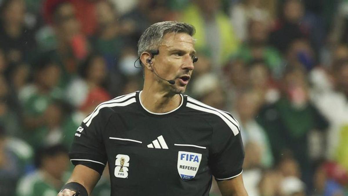 Slavko Vincic, en el partit Mèxic-Equador a l’estadi Azteca. | ÁLEX CRUZ / EFE
