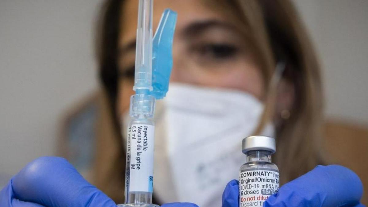 Una sanitaria muestra las vacunas contra la gripe y el covid en el inicio de la campaña del año pasado.