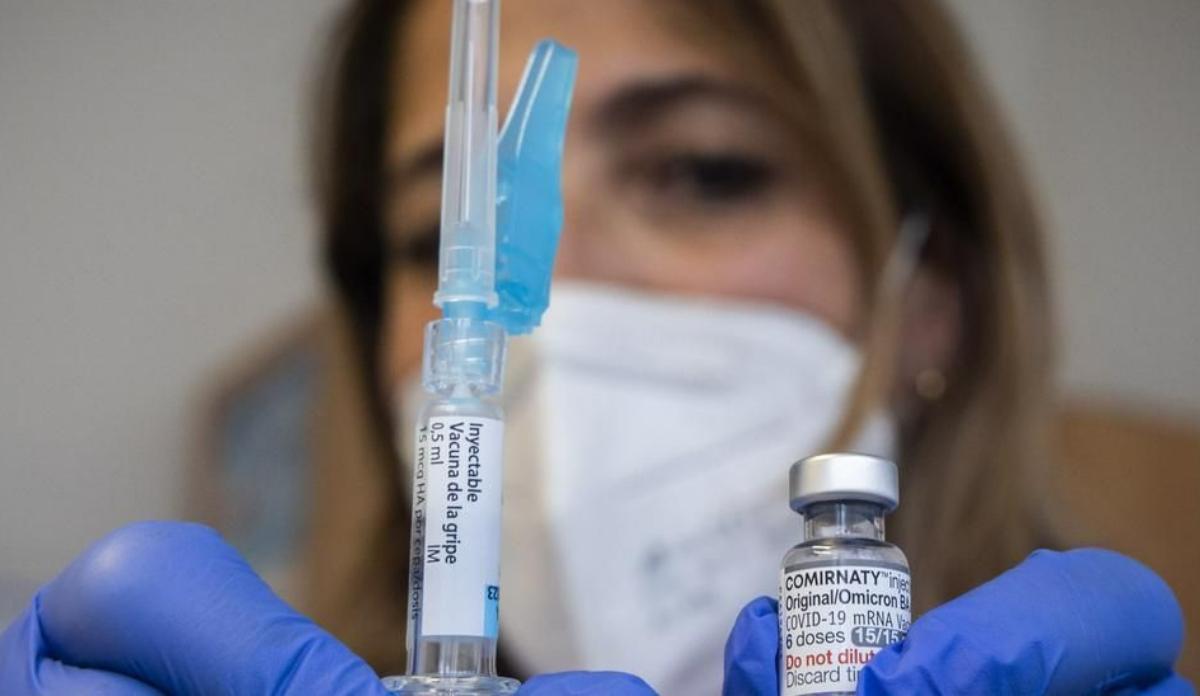 Una sanitaria muestra las vacunas contra la gripe y el covid en el inicio de la campaña del año pasado.