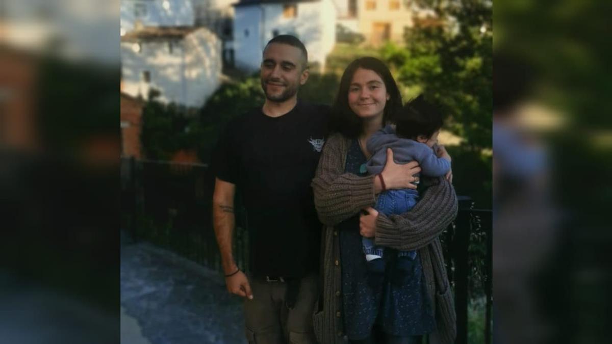 Isis, con Máximo en sus brazos, junto a Vicente, en esta pedanía de Castellón.