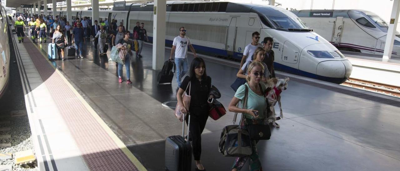 Adif adjudica el contrato para la instalación de wifi en la estación del AVE en Alicante