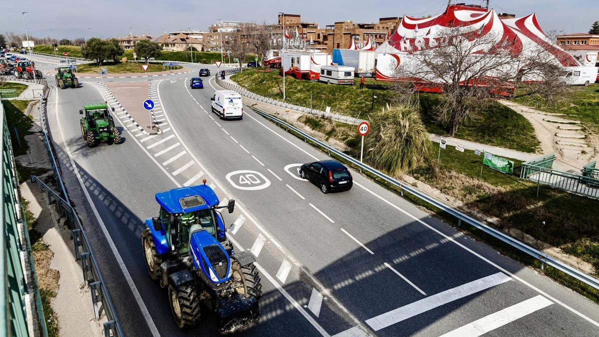 Los tractores se dirigen hacia Brunete tras una concentración de agricultores en la carretera M-600