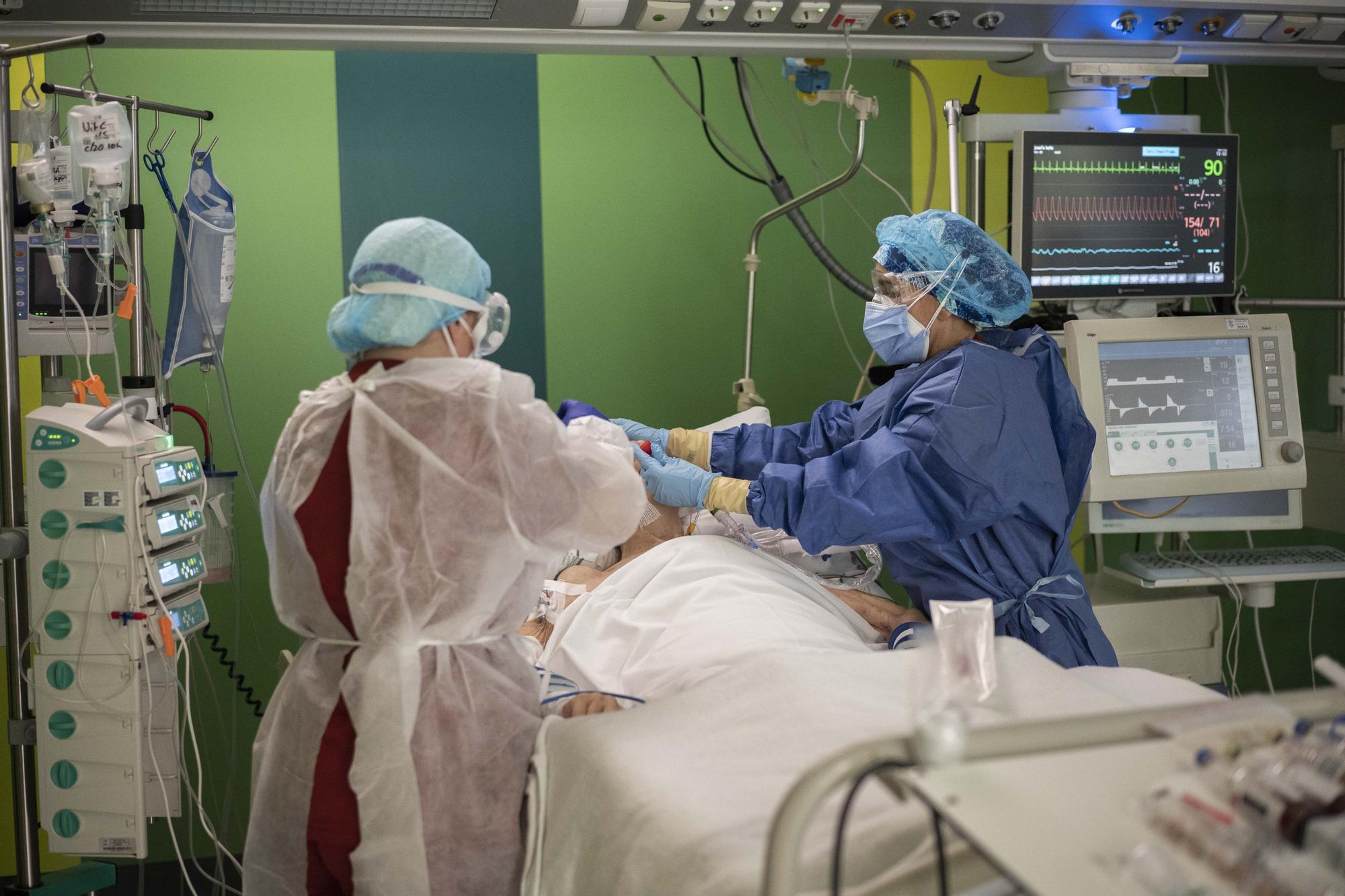 Levante-EMV entra en la sala covid del Hospital General de València: la lucha frente al coronavirus de cerca