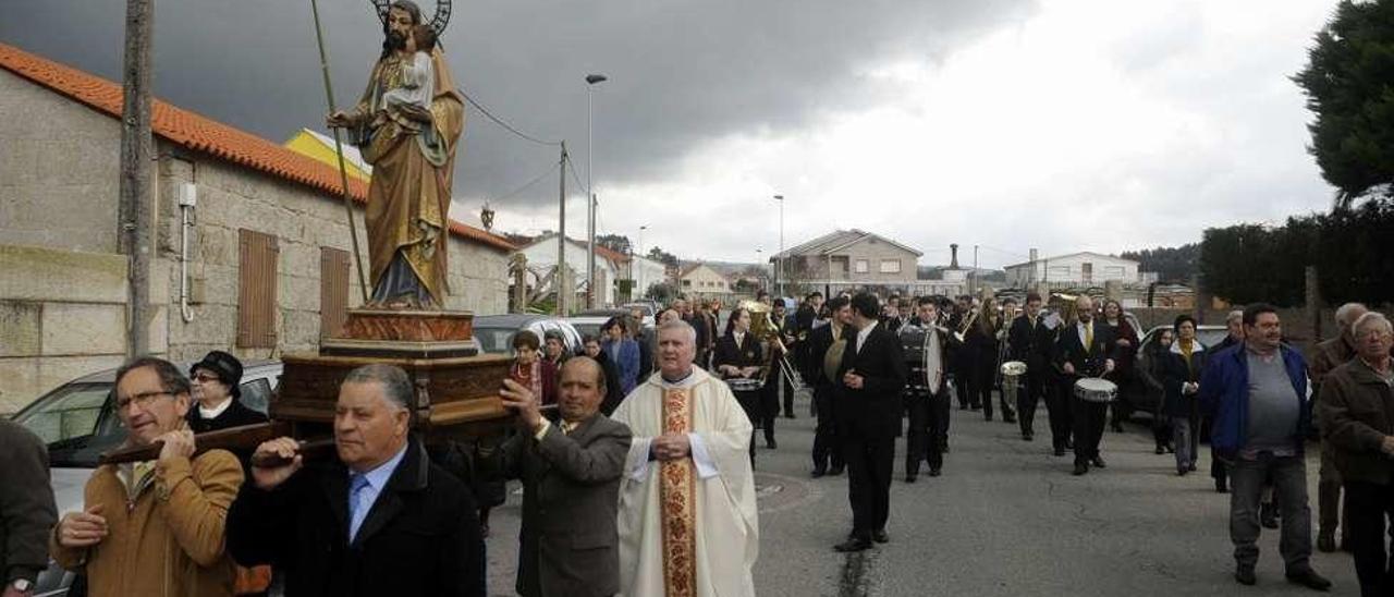 Concurrida procesión de San José en la parroquia de Dena. // Noé Parga