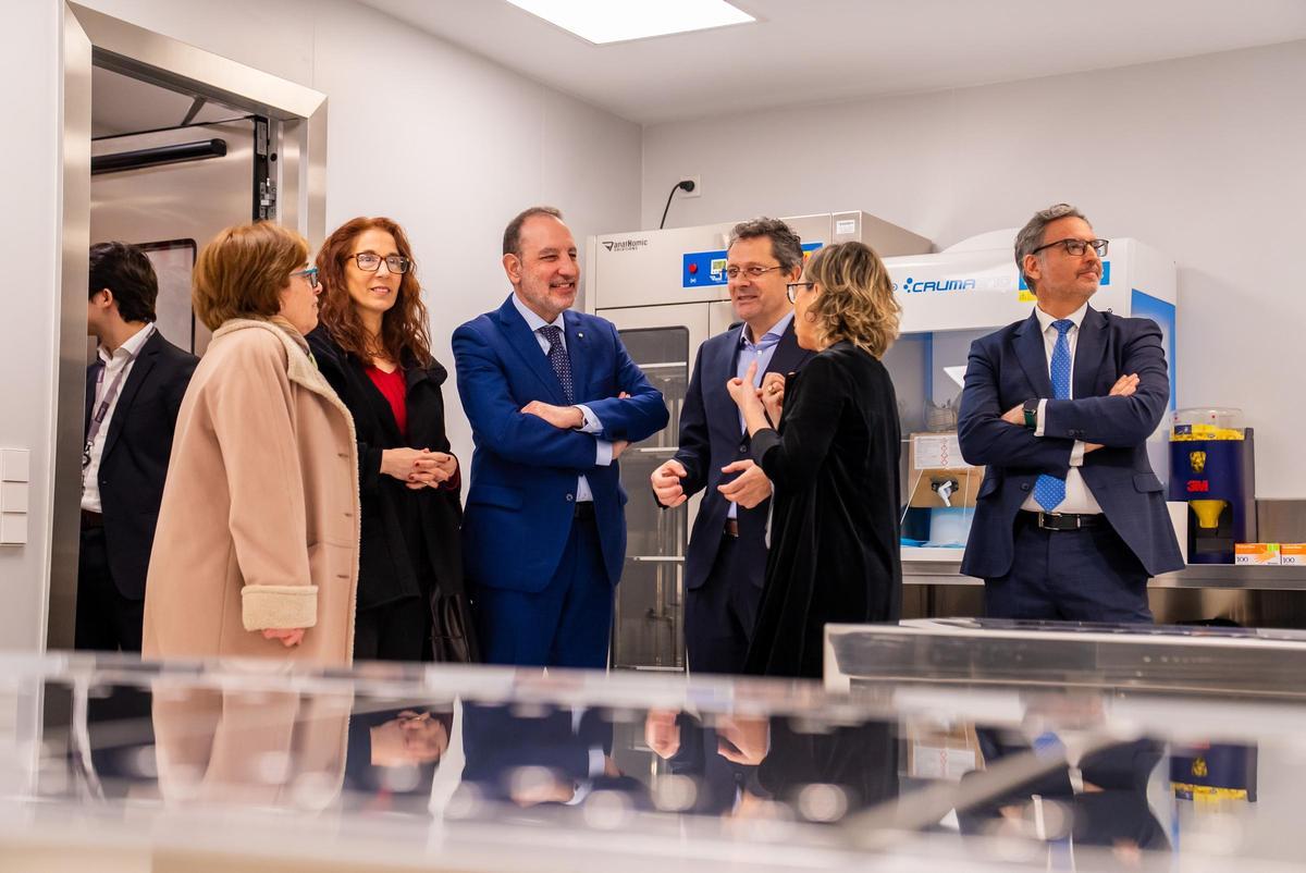 Un moment de la visita institucional a la nova sala d'autòpsies de l''Institut de Medicina Legal i Ciències Forenses de Catalunya a Girona