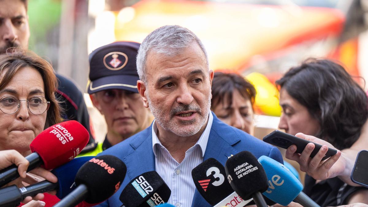 Barcelona. El alcalde de Barcelona, Jaume Collboni, y la consellera de Territori, Sílvia Paneque, atienden a los medios en la plaza de Frederic Soler para informar sobre la incidencia de las obras de la línea 9 del Metro en el distrito de Sarrià. 7 de julio de 2026. Política. AUTOR: ZOWY VOETEN