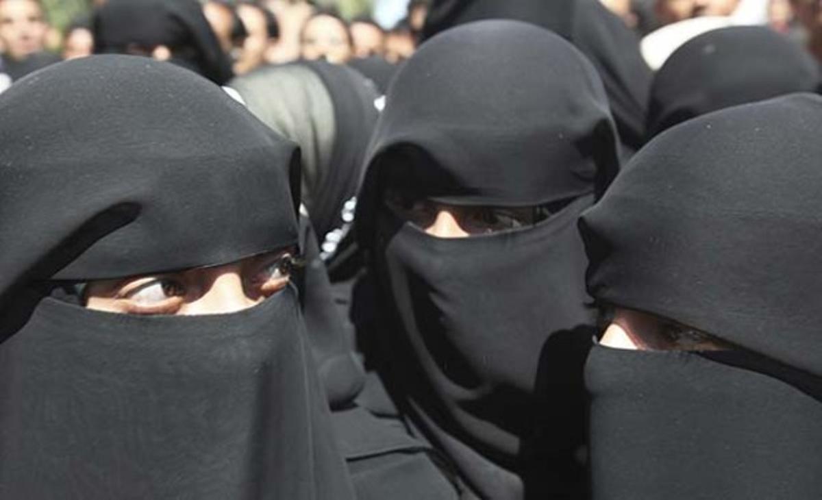 Hanan Mohamed al -Samawi, de 22 anys, assisteix a un míting en protesta per la seva detenció a la Universitat de Sanà (Iemen) per la seva presumpta implicació en un complot per enviar paquets bomba en avions als Estats Units.