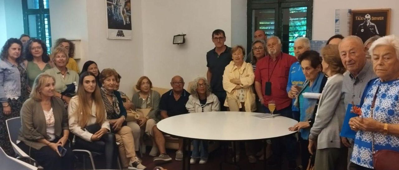 Vecinos y miembros de la Sociedad Cultural y Recreativa Explosivos Río Tinto, ayer, durante la reunión en «El Poli» de La Manjoya. | F. V.