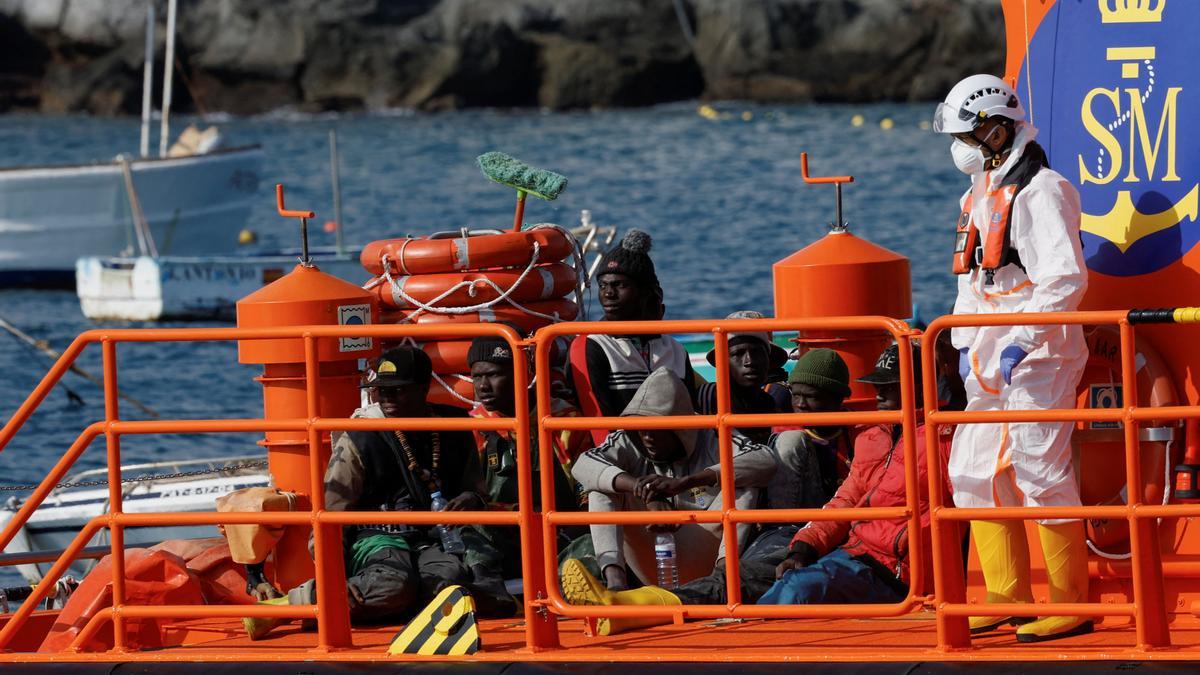 Los migrantes rescatados esta tarde al sur de Gran Canaria.