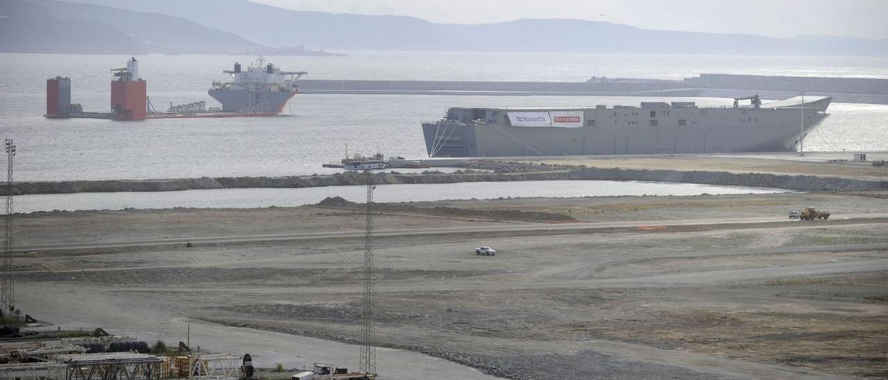 El buque militar ‘Canberra’, ya instalado sobre la plataforma del transporte ‘Blue Marlin’ en el puerto exterior de A Coruña.   | // CARLOS PARDELLAS