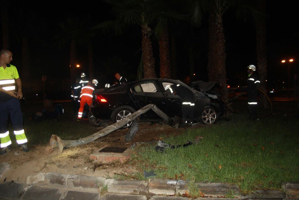 Estrella su coche en una rotonda de Tres Forques