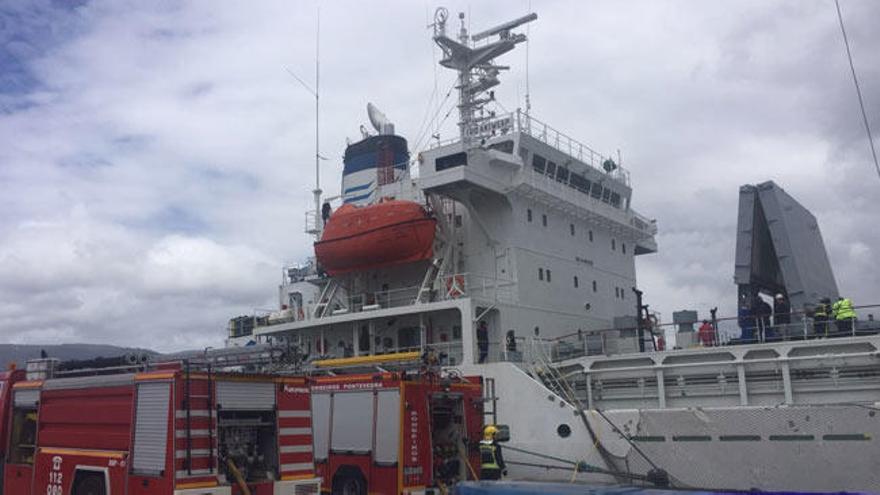 Incendio en el interior de un barco en Marín