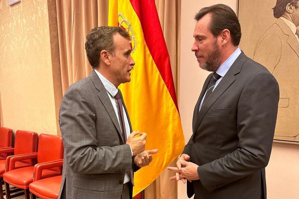 El diputado malagueño Ignacio López junto al ministro de Transportes Óscar Puente