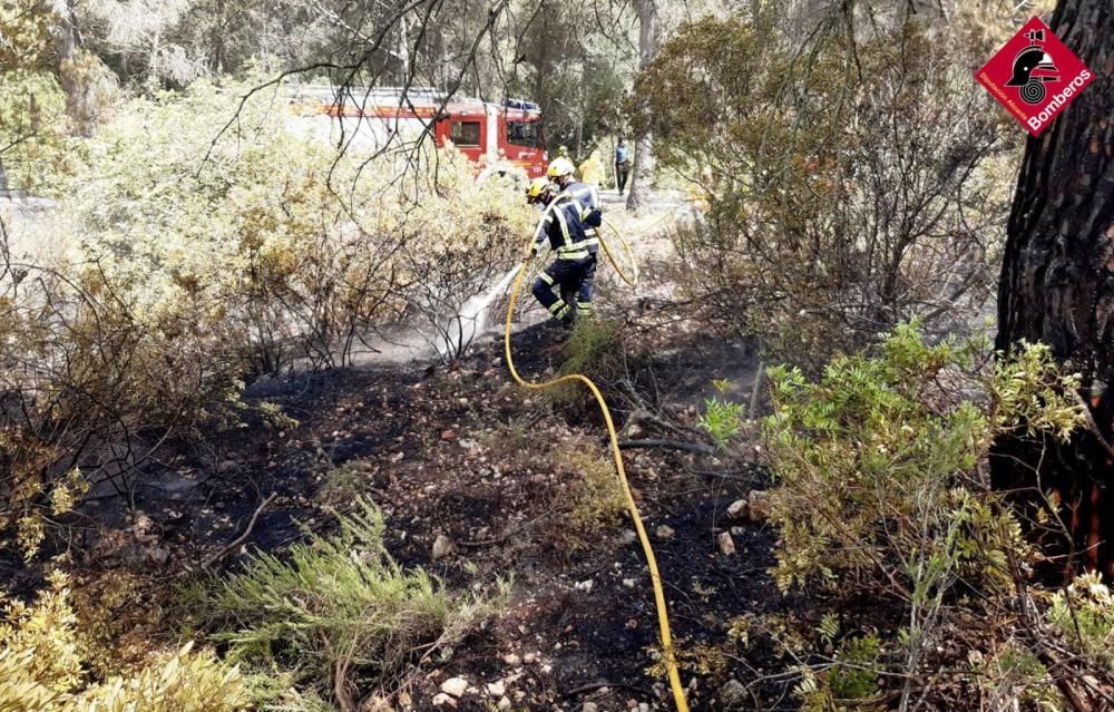 Los bomberos sofocan un incendio en la Granadella