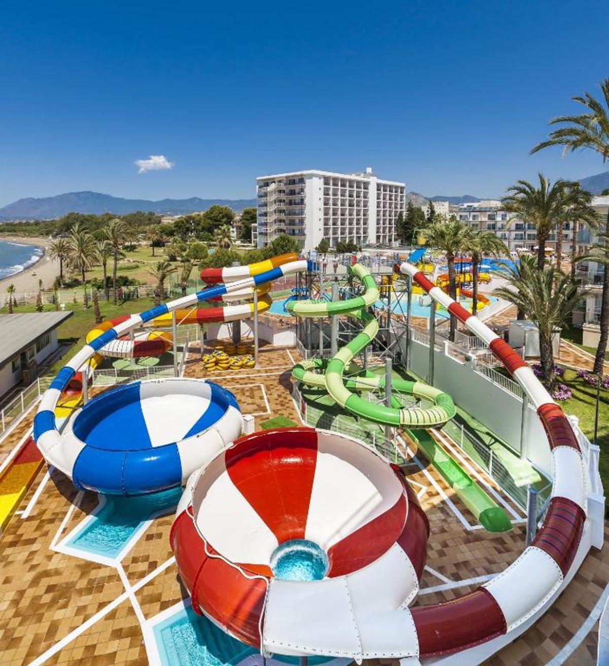 Un parque acuático lleno de toboganes a pie de playa