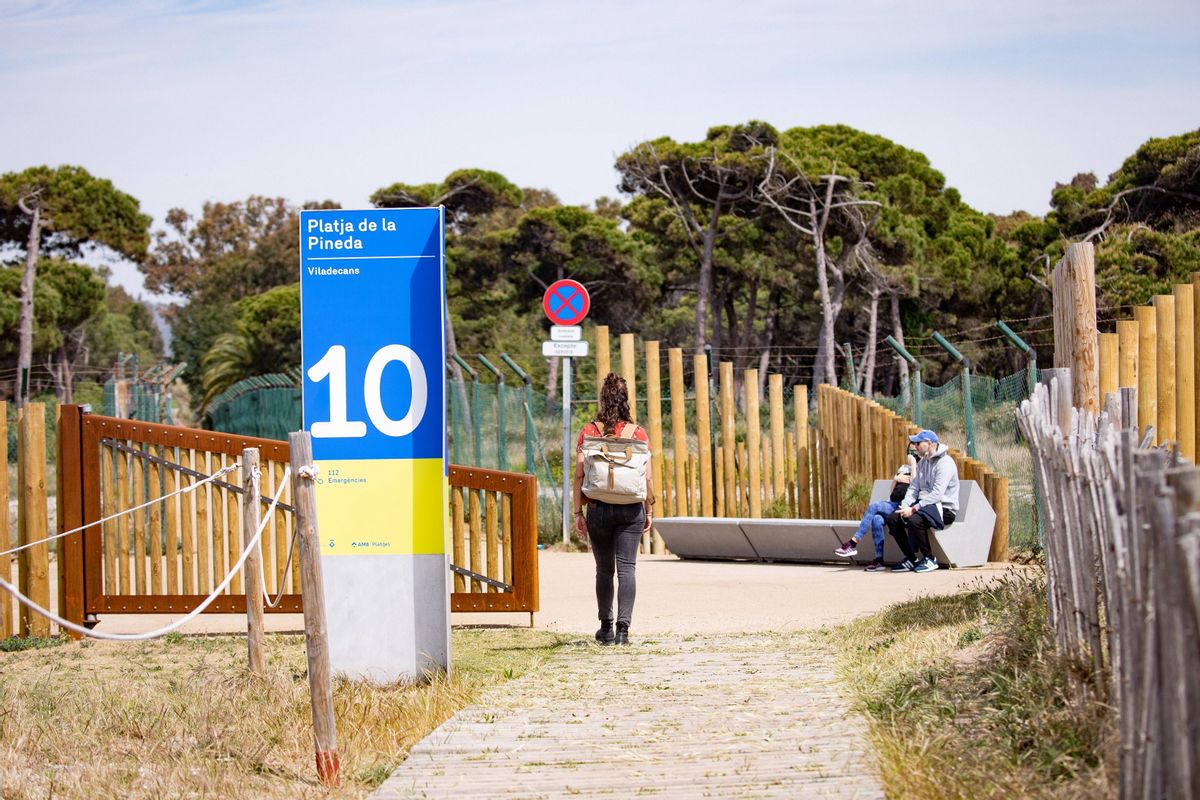 Els nous accessos a la platja de Viladecans busquen millorar la seguretat i la comoditat