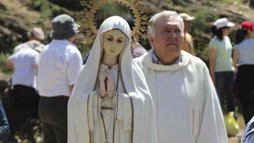 Marcelino Gutiérrez junto a la Virgen de Fátima.