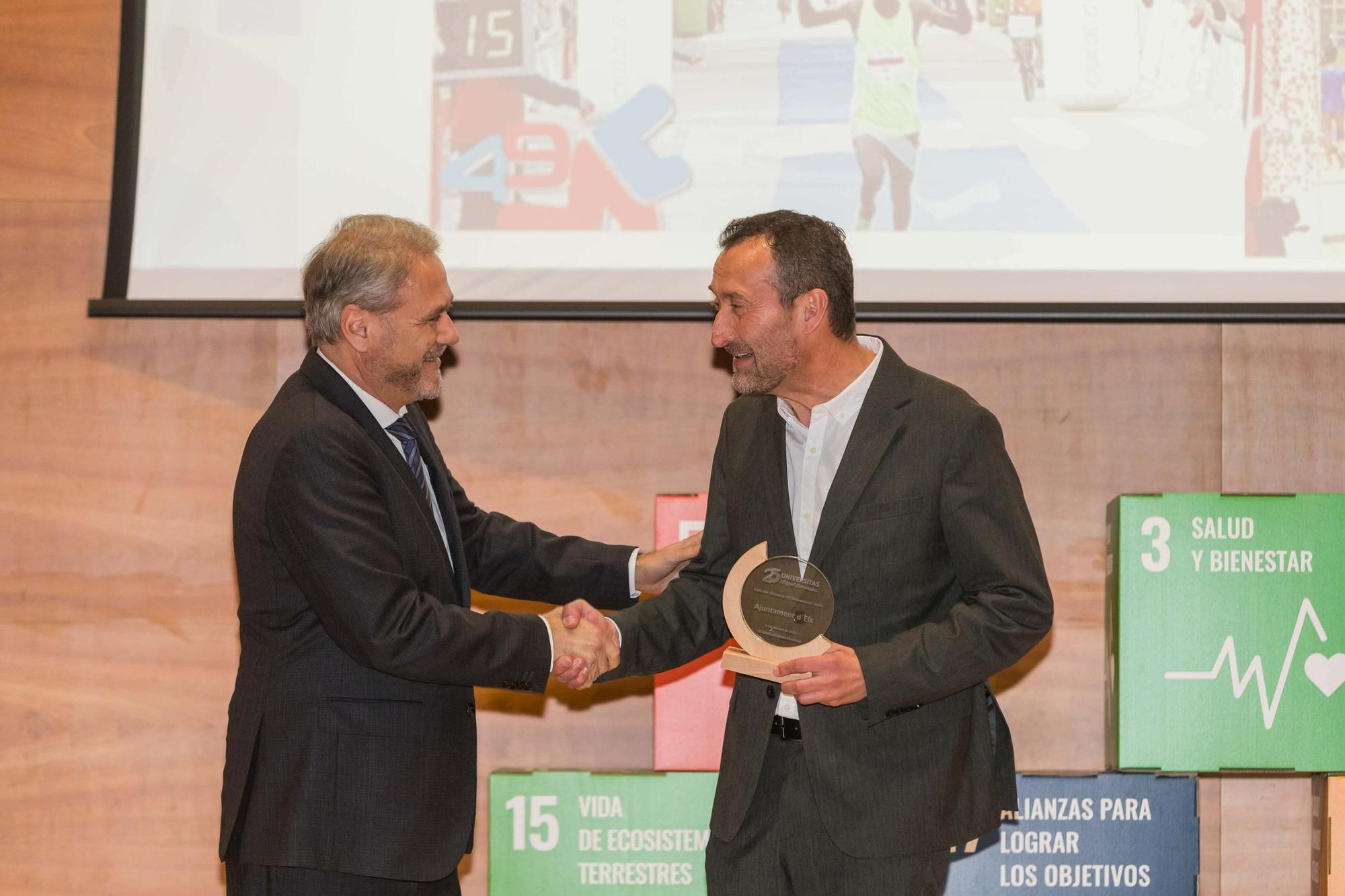 El rector entrega el reconocimiento al alcalde de Elche.