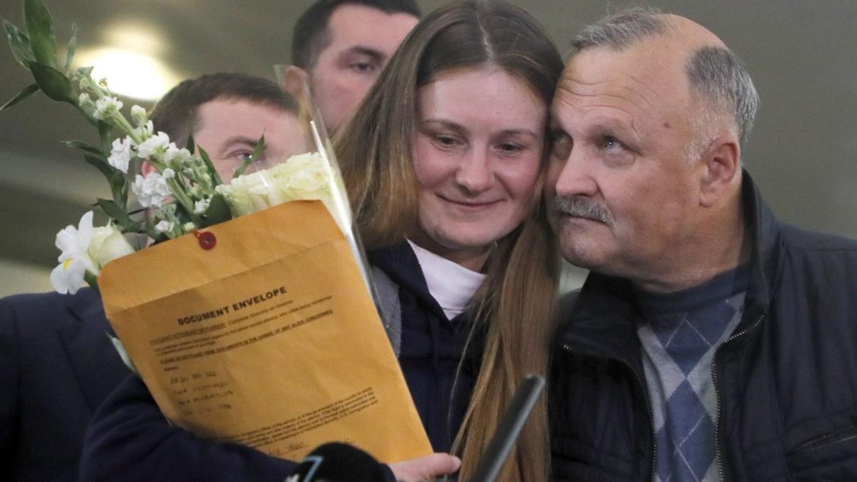 Maria Butina, con su padre, a su llegada a Moscú.