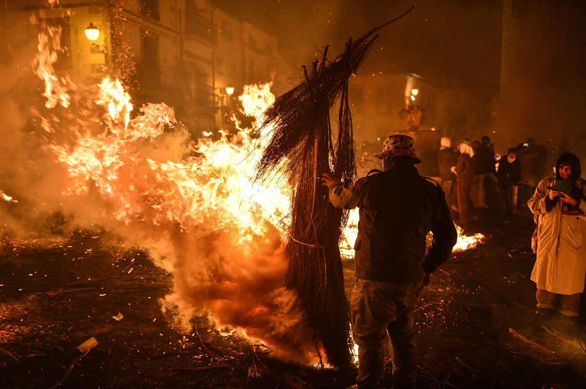 Fotogalería | Así fue la noche de los Escobazos en Jarandilla de la Vera