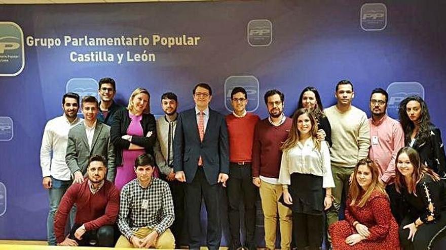 Los miembros de NNGG del PP de Zamora con el candidato a la Junta de Castilla y León, Fernández Mañueco.