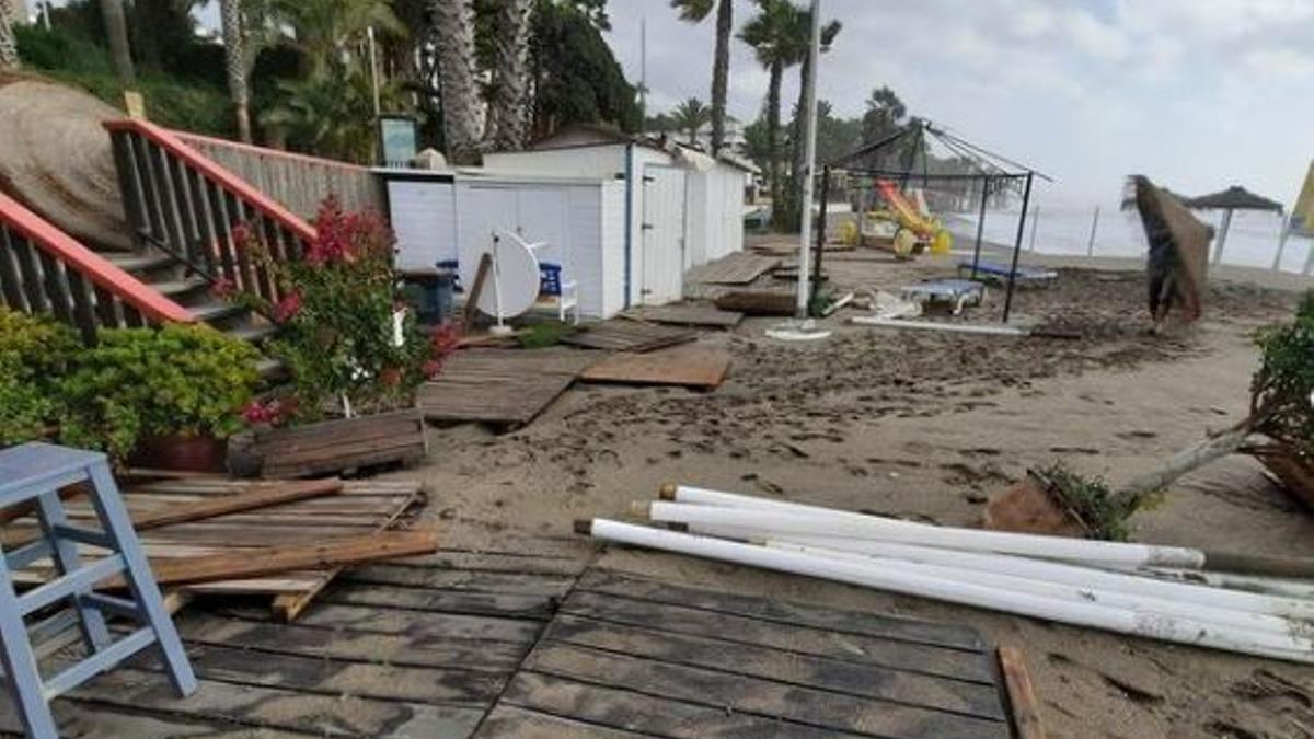 Daños en una playa de Marbella provocados por el temporal de este viernes