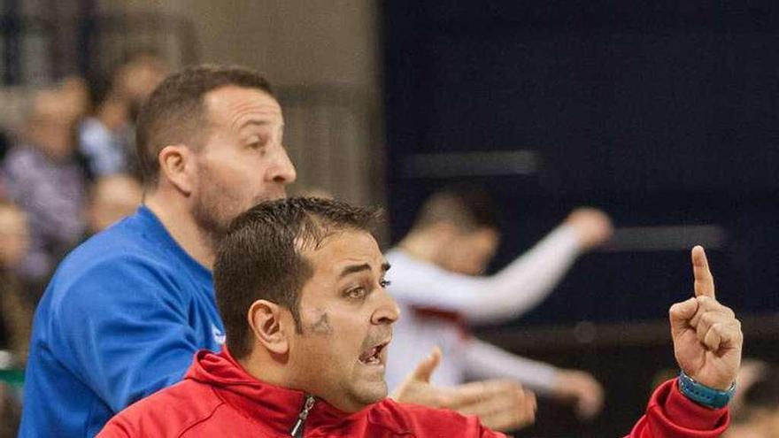 García Valiente da instrucciones a sus jugadores en Logroño.