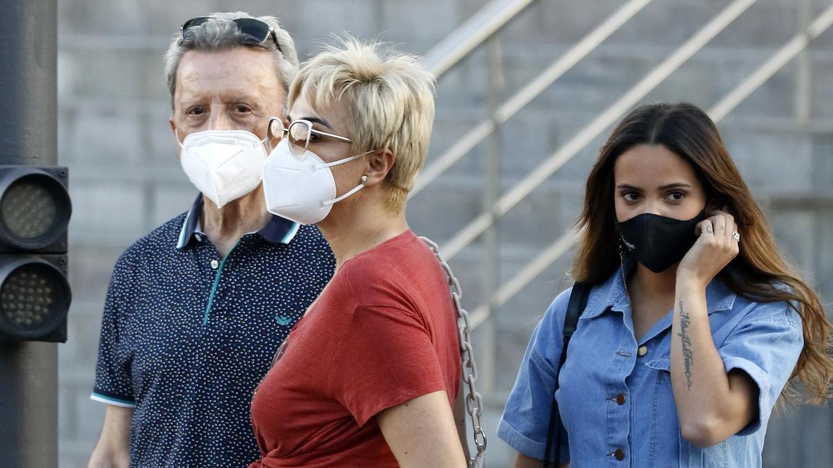 Ortega Cano, junto a su mujer, Ana María Aldón y su hija Gloria Camila, a las puertas de la comisaría.