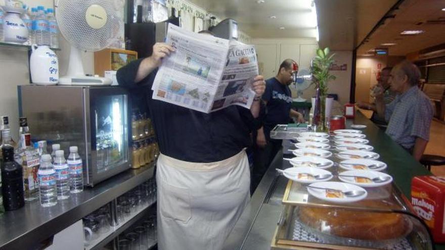 El falso prelado, tras la barra de su negocio, ubicado en el interior de un mercado madrileño.