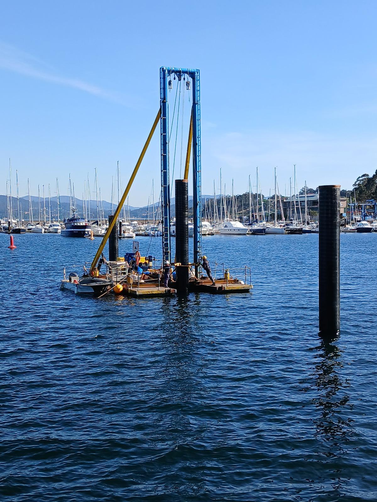 Operarios trabajando en la dársena de Portosín.