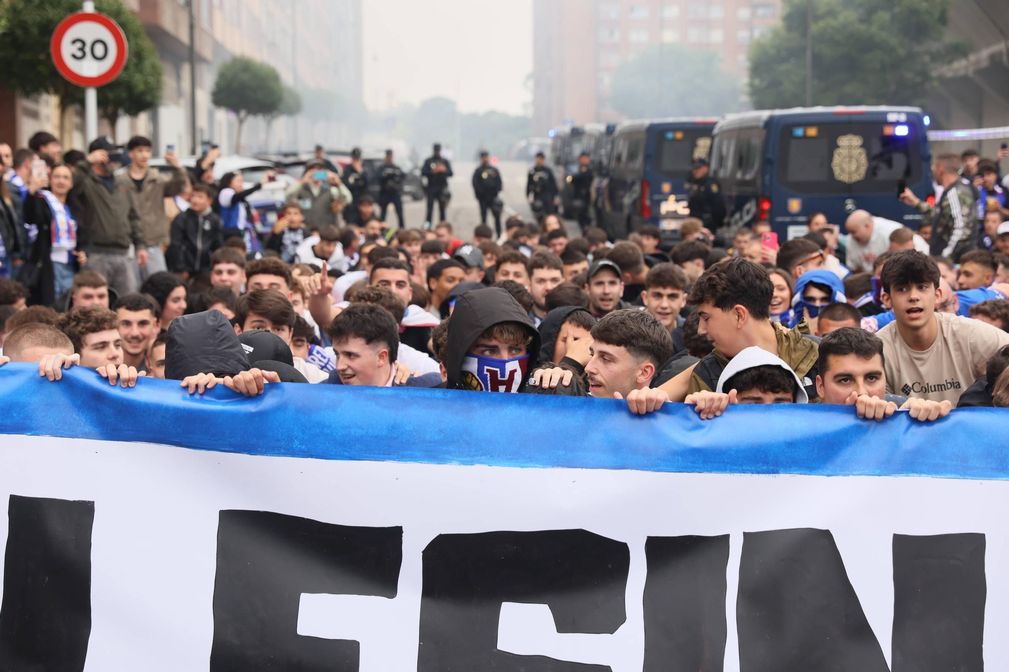 EN IMÁGENES: Avilés se tiñe de blanquiazul para la final por el ascenso ante el Rayo Majadahonda